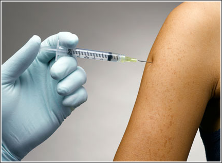 Прививка от гепатита В. Вакцина вводится в плечо.